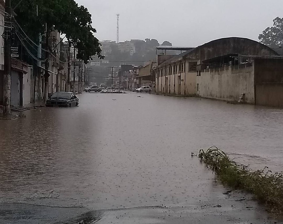 Ruas próximas ao valão de Vila Velha ficam cheias (Foto:  Rosiane da Silva Caetano / App TV Gazeta)