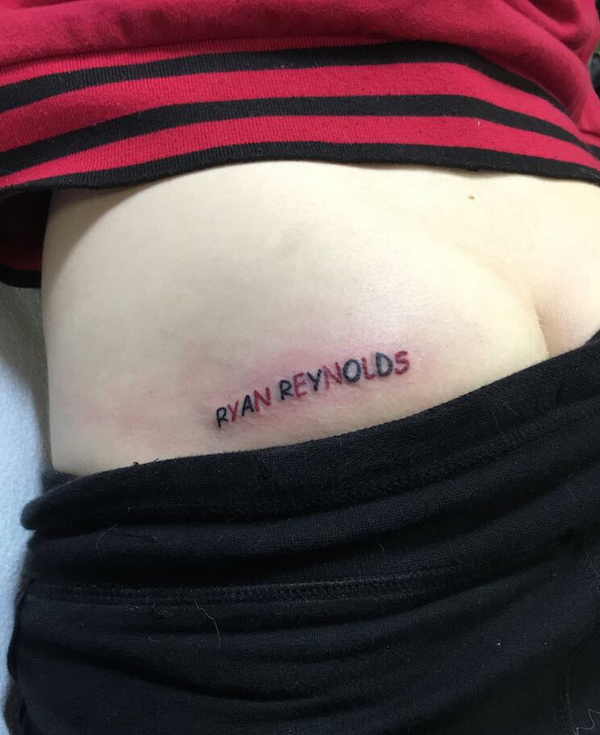 A tatuagem com o nome de Ryan Reynolds no bumbum de um fã (Foto: Twitter)
