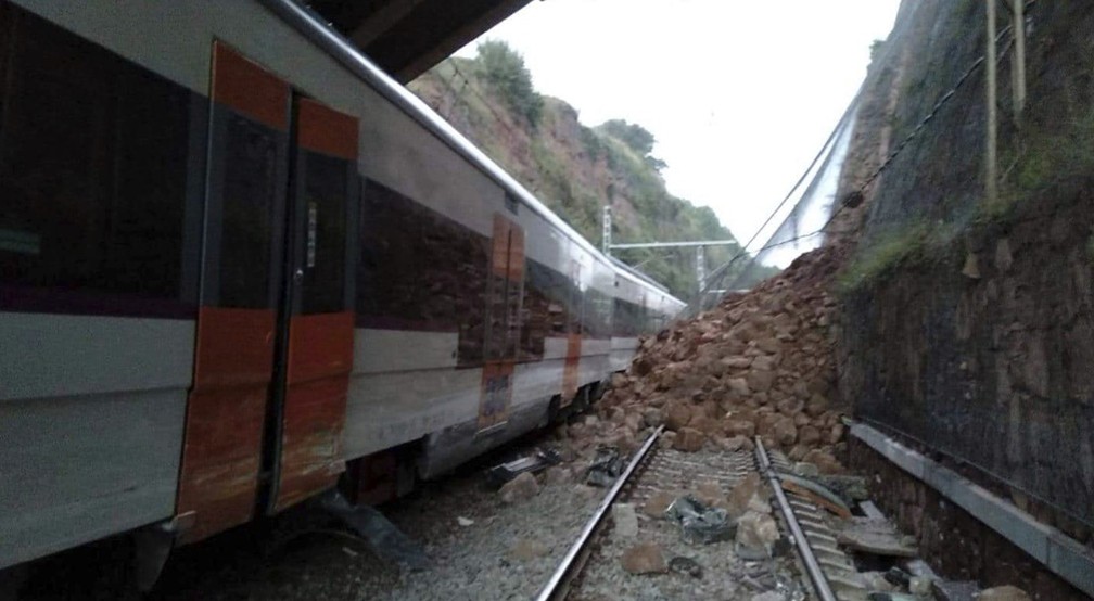 Foto mostra deslizamento de terra que colidiu com trem e ocasionou descarrilamento nesta terça-feira (20) na Espanha — Foto: Anti-radar Catalunya via AP