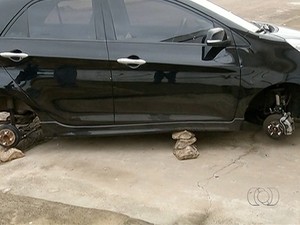 Carro teve quatro pneus furtados durante a noite em Gurupi (Foto: Reprodução/TV Anhanguera)
