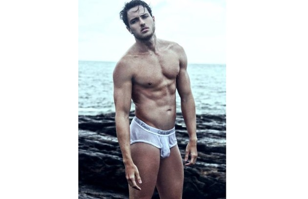 Lucas Bissoli em ensaio sensual na praia (Foto: Aquila Bersont/Andy Models/Facebook)
