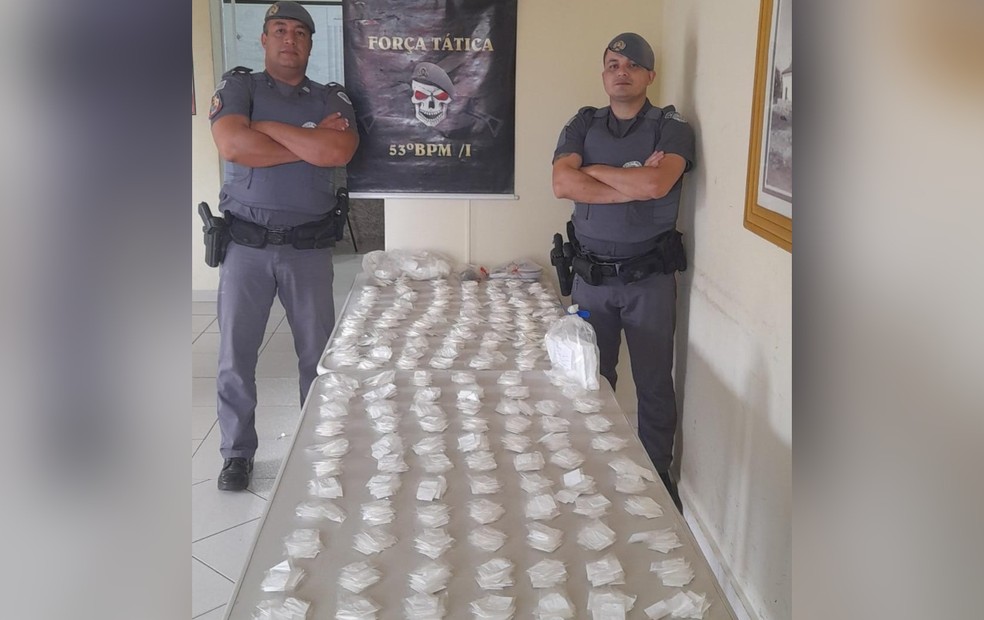 Adolescente de 17 anos é detida mais de 3 mil porções de cocaína em Avaré  — Foto: PM/ Divulgação 