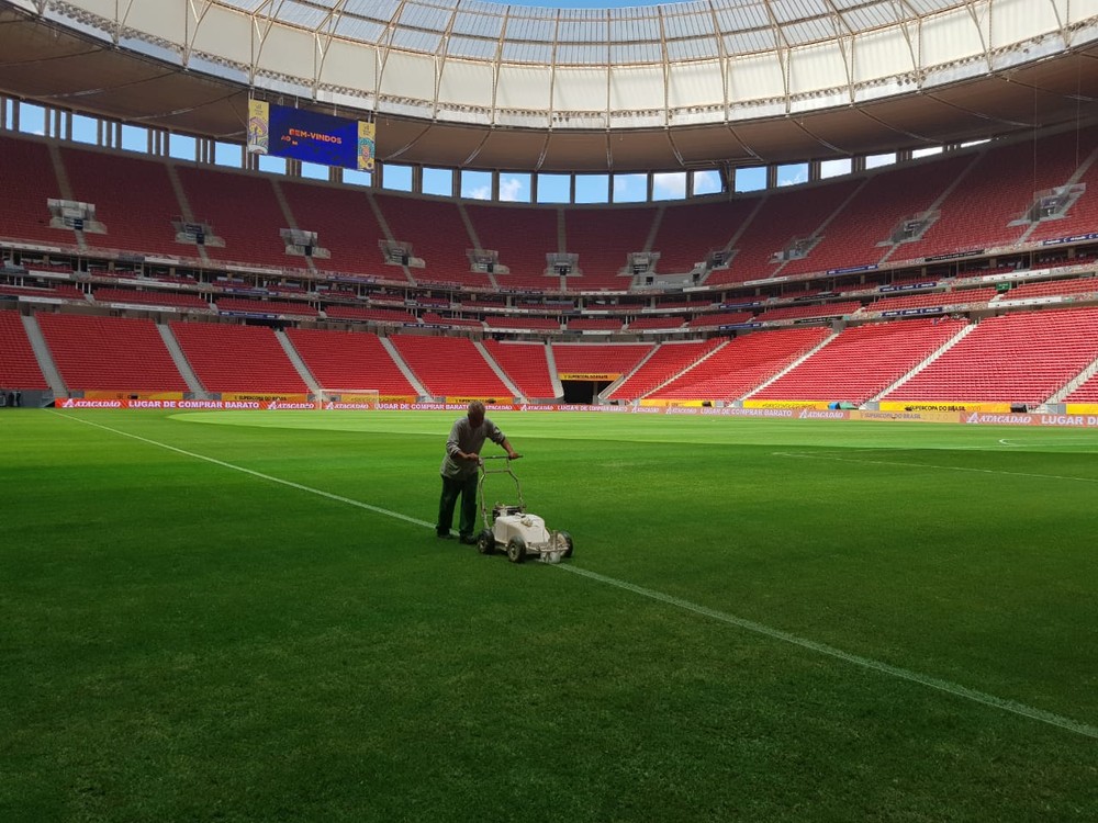 Gramado do Mané Garrincha recebe os últimos retoques para final da Supercopa do Brasil
