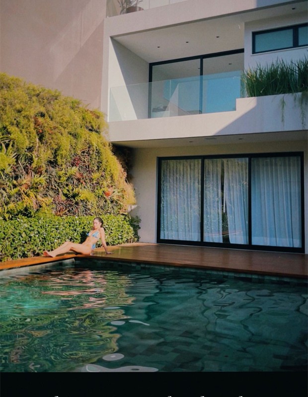 Jade Picon renovou o bronzeado na mansão em que mora, no Rio (Foto: Reprodução / Instagram)