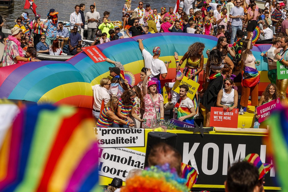 Os participantes andam em um barco enquanto participam do desfile ap&oacute;s dois anos em Amsterd&atilde;, em 6 de agosto de 2022. &mdash; Foto: Remko de Waal/ANP/AFP