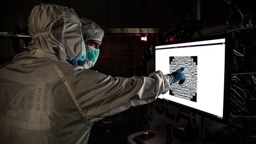 Fazer com que todos os CCDs individuais e seus componentes eletrônicos funcionassem em harmonia foi um imenso desafio — Foto: J. Orrell/SLAC National Accelerator Laboratory