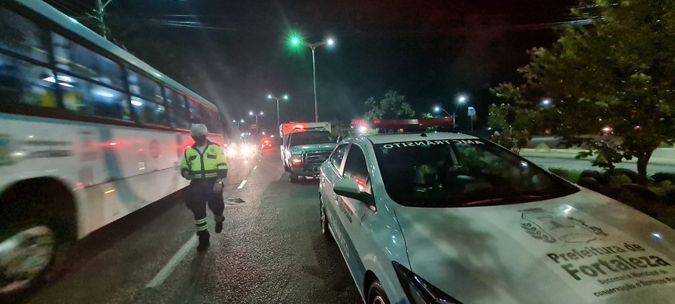 Acidente aconteceu na noite desta terça-feira (23) na Avenida Paulino Rocha, em Fortaleza — Foto: Rafaela Duarte/SVM