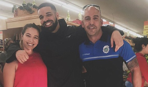 O rapper Drake com um casal que teve suas compras pagas por ele (Foto: Instagram)