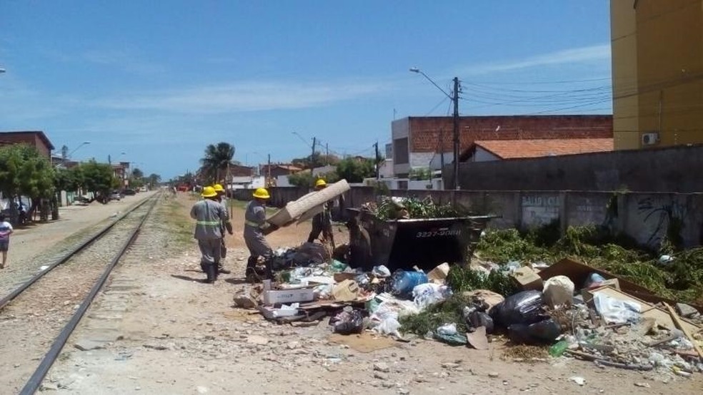Grande quantidade de lixos sólidos e entulhos são retiradas diariamente das linhas férreas de Fortaleza (Foto: Metrofor/Divulgação)