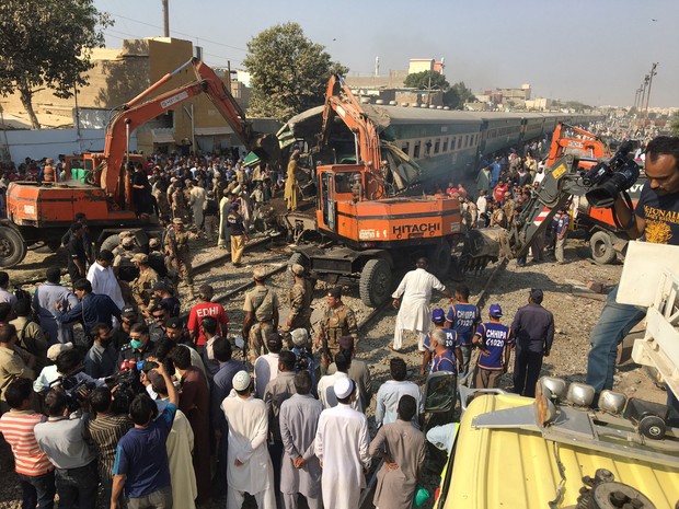 Rescuers workers use heavy machinery on the car of a train which crashed outside Karachi, Pakistan November 3, 2016. (Foto: Akhtar Soomro/Reuters)