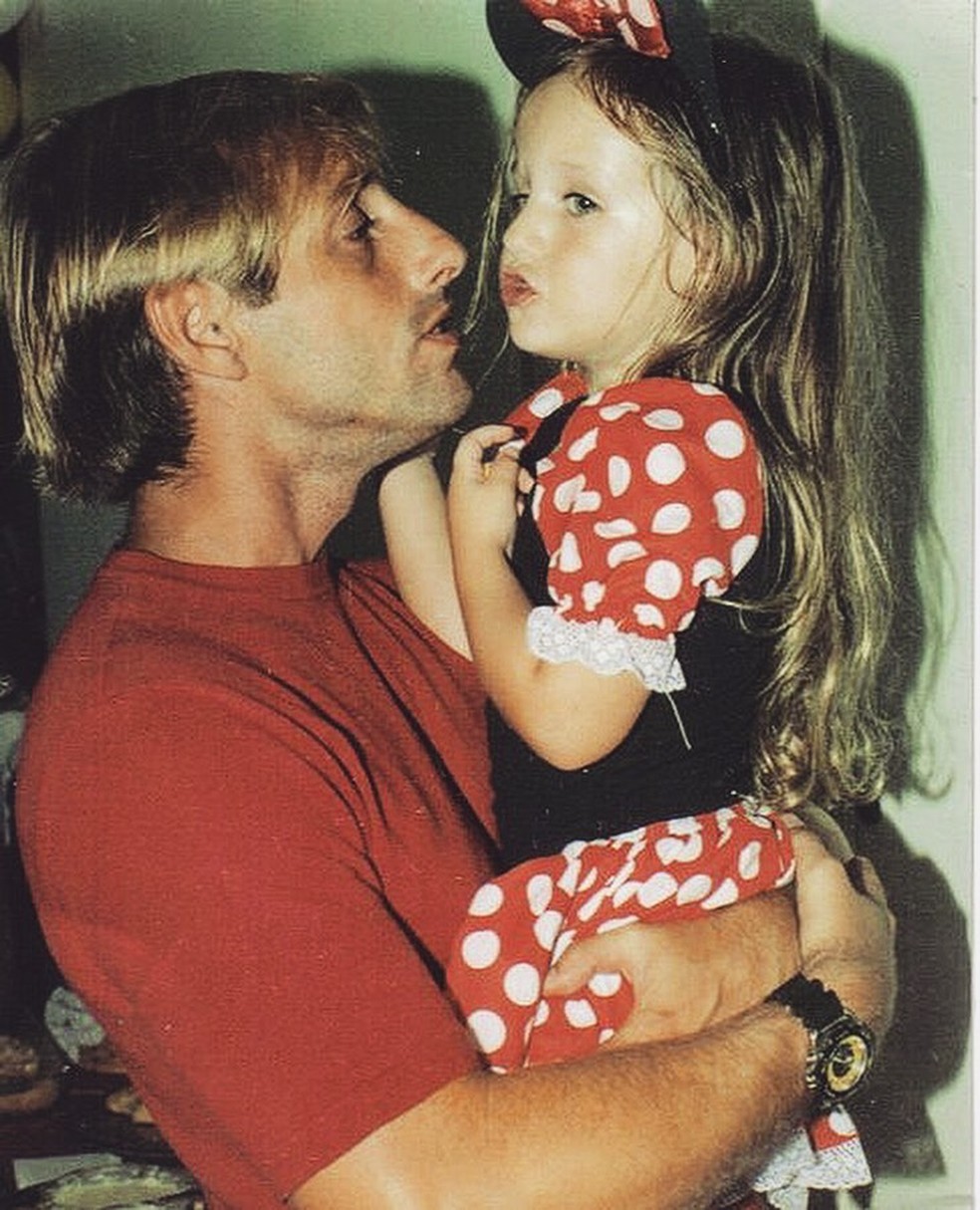 Bruna Griphao com o pai na infância — Foto: Reprodução/Instagram