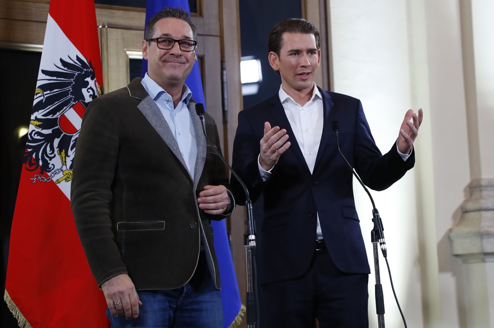 Chefe do Partido da Liberdade da Ãustria, Heinz-Christian Strache (Ã  esquerda) â€” Foto: Leonhard Foeger/ Reuters