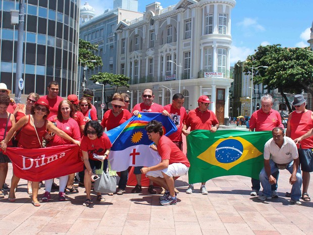 A manifestação pró-Dilma e PT ocorre no Marco Zero do Recife. Cerca de 50 pessoas estão no local (Foto: G1 PE)