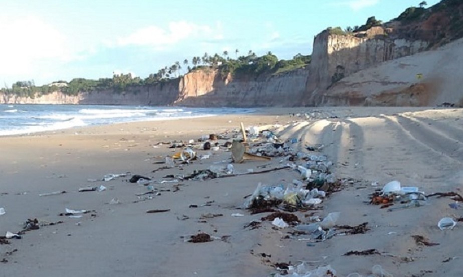 Lixo em praia no Rio Grande do Norte