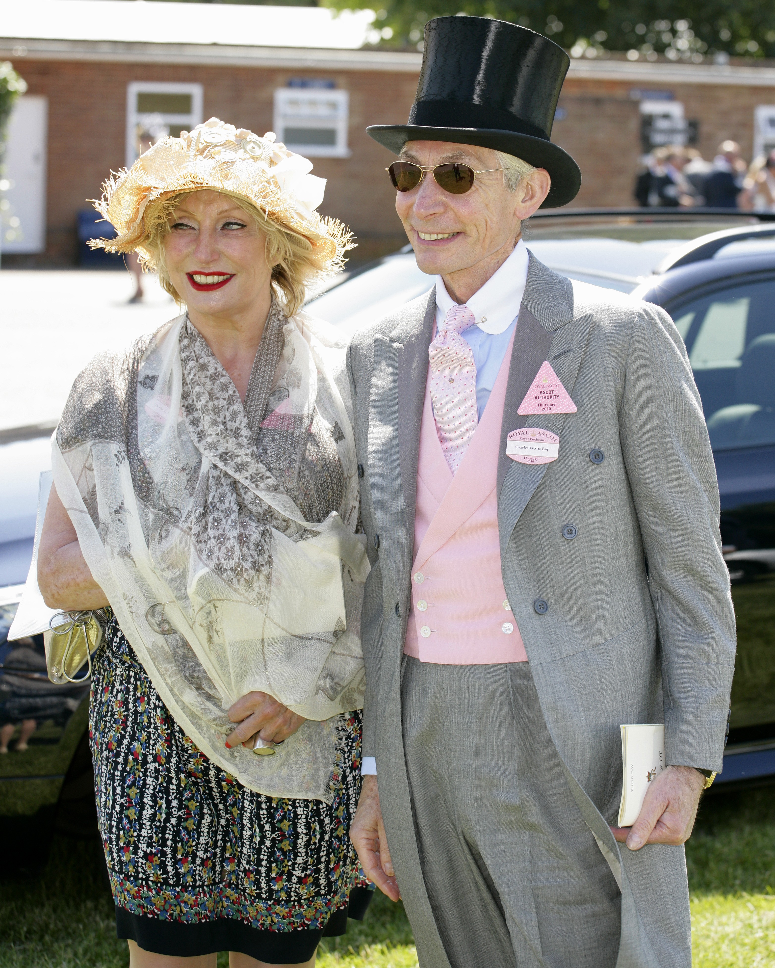 ASCOT, UNITED KINGDOM - JUNE 17: (EMBARGOED FOR PUBLICATION IN UK NEWSPAPERS UNTIL 48 HOURS AFTER CREATE DATE AND TIME) Shirley Watts and Charlie Watts attend Royal Ascot Ladies Day at Ascot Racecourse on June 17, 2010 in Ascot, England. (Photo by Indigo/ (Foto: Getty Images)