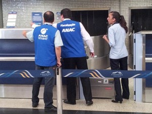 Fiscalização da Anac no aeroporto de Viracopos (Foto: Leandro Filippi / G1)
