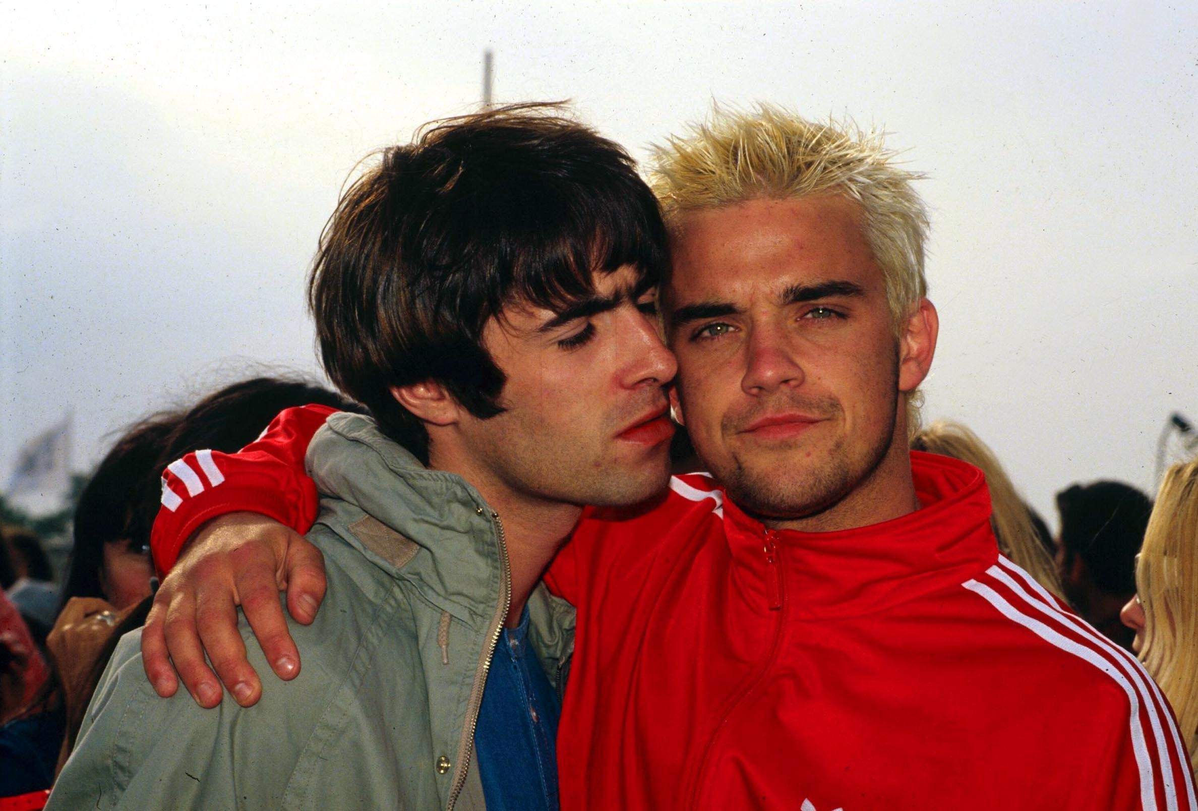 Liam Gallagher e Robbie Williams em 1995 (Foto: Getty Images)