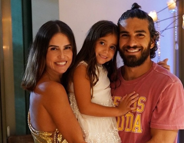 Deborah Secco posa com marido, Hugo Moura, e a filha do casal, Maria Flor (Foto: Reprodução/Instagram)