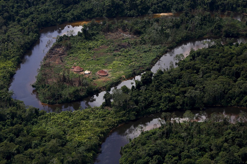 18 de abril de 2016 - Uma aldeia Yanomami é vista durante a operação do Ibama contra a mineração ilegal de ouro em terras indígenas. — Foto: Bruno Kelly/Reuters