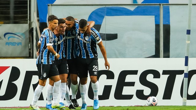 Ferreira, Pinares, David Braz e Diego Souza comemoram gol do Grêmio