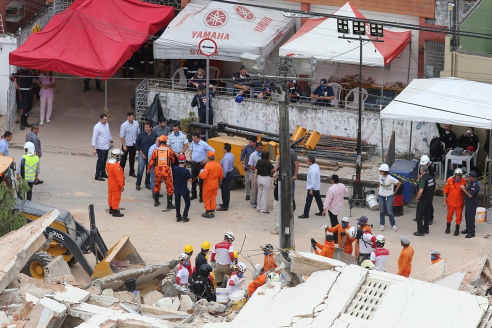 Bombeiros entram no terceiro dia de resgate de pessoas desaparecidas sob escombros de prédio desabado em Fortaleza — Foto: José Leomar/SVM