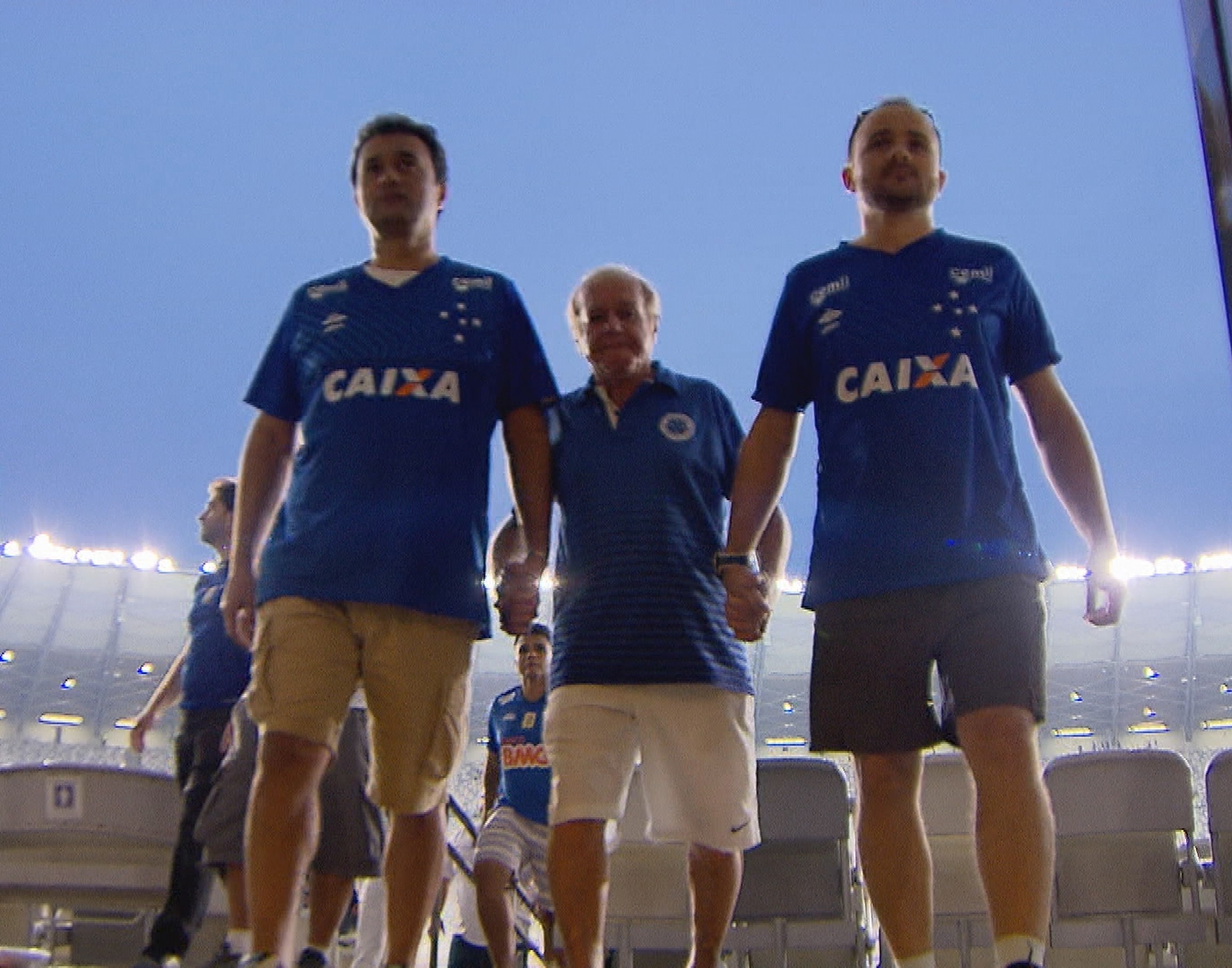 Não é só futebol! Filhos atleticanos vestem a camisa do time rival para homenagear o pai cruzeirense