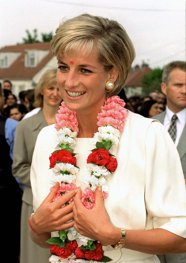 LONDON, UNITED KINGDOM - JUNE 06:  Diana Princess Of Wales Has Been Presented With A Floral Garland Whilst Visiting The Shri  Swaminarayan  Mandir In Neasden, London Nw10.  Her Lady-in-waiting, Louise Reid-carr, Accompanies Her.  (Photo by Tim Graham Phot (Foto: Tim Graham Photo Library via Get)