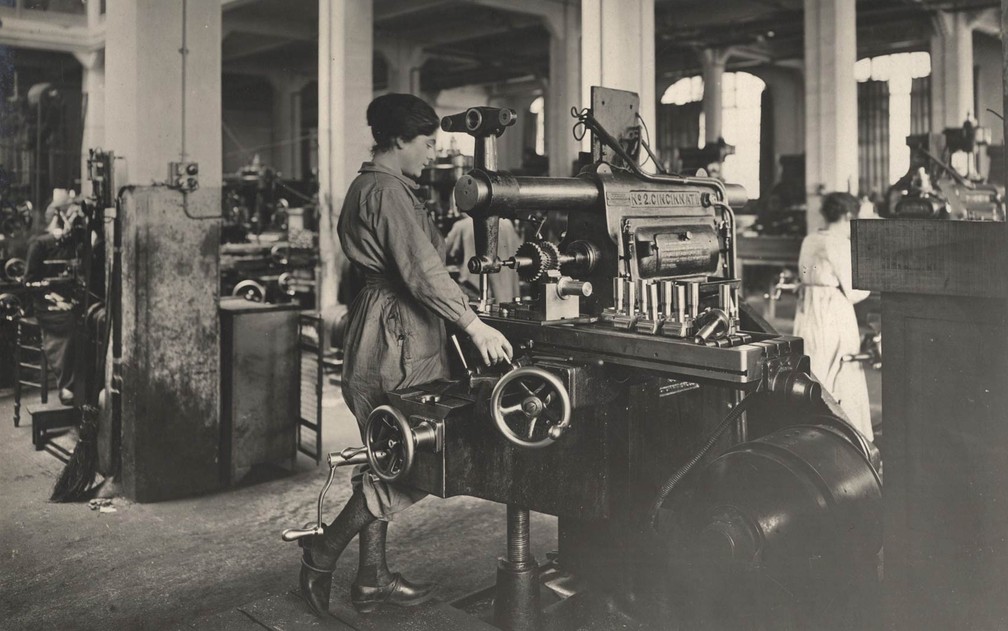 Mulheres trabalham em uma fábrica de munição na França, em 1916 — Foto: Reuters/Archive of Modern Conflict London
