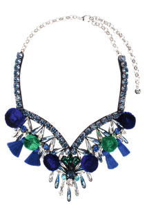 Com cristais e borlas em tons de verde e azul, o colar (€585) statement da grife Shourouk, estabelecida em Paris, anima qualquer look (Foto: Divulgação)