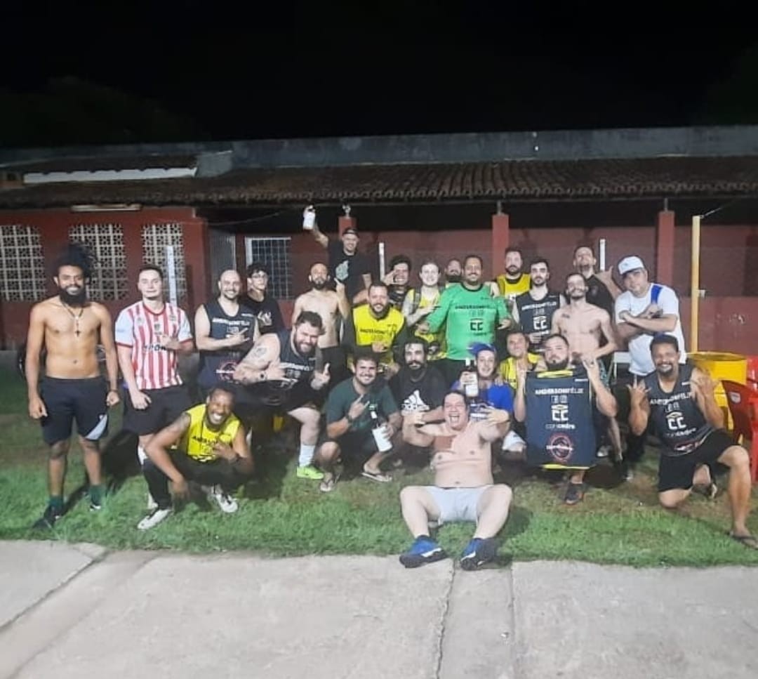 VÍDEO: Raio atinge quadra durante 'pelada' de amigos no interior de MG