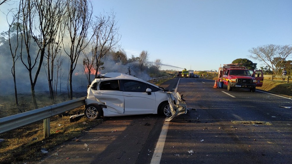 Carro envolvido em acidente com duas mortes na BR-050, em Araguari — Foto: Corpo de Bombeiros/Divulgação