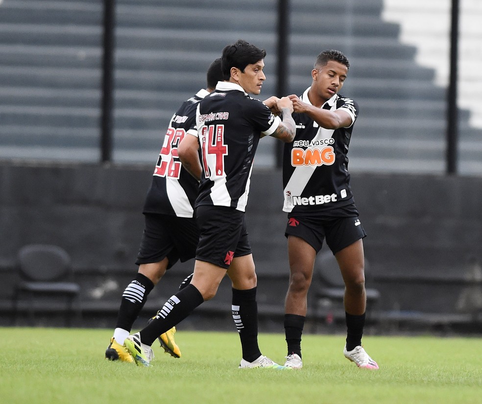 Dupla Cano e Vinícius fez barulho em São Januário — Foto: André Durão