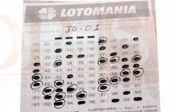 Jogo marcado à mão por apostador levado para lotérica, onde ele diz que sistema errou na marcação das dezenas (Foto: Reprodução)