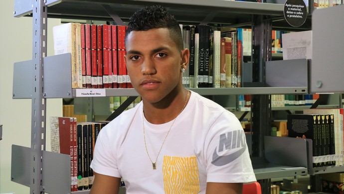 Artilheiro do Grêmio segue passos de Roger na faculdade: Feliz com rotina