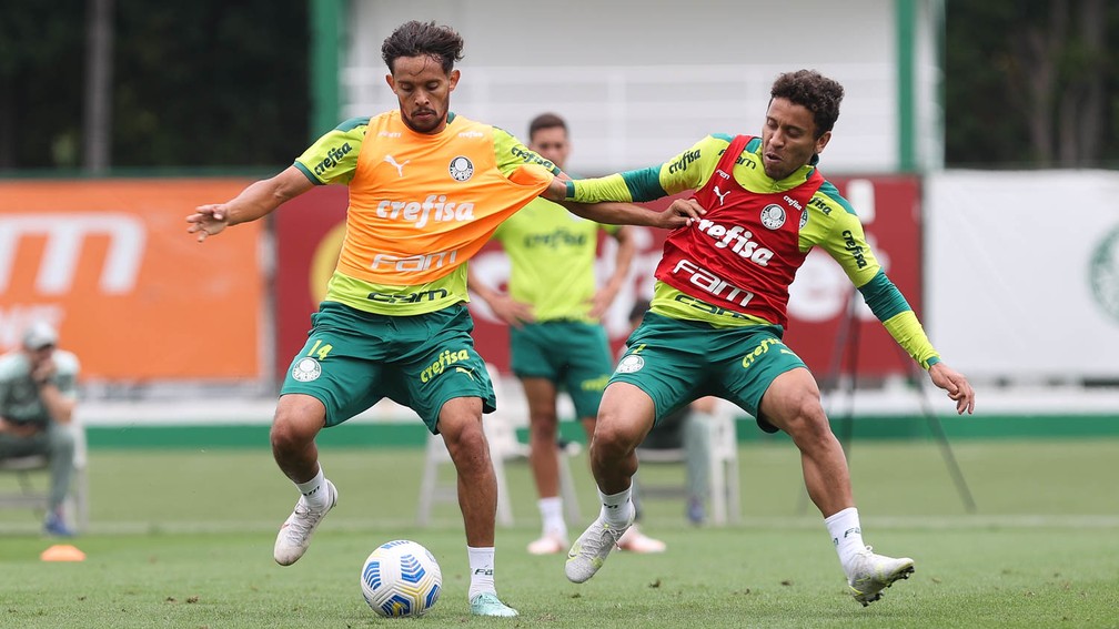 Gustavo Scarpa e Marcos Rocha durante treino do Palmeiras  Foto: Cesar Greco