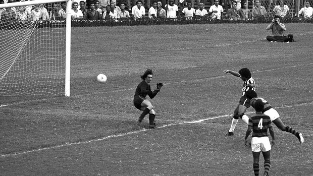 Jairzinho gol Botafogo Flamengo Centenário (Foto: Arquivo / Agência O Globo)