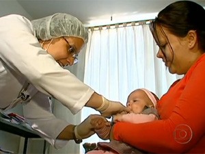 Fonoaudióloga realiza exame em bebê para avaliar situação (Foto: Reprodução/EPTV)
