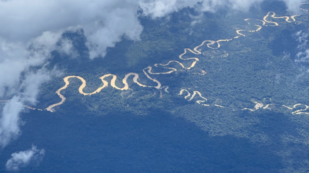 Imagem aérea de rio na terra Yanomami — Foto: Caíque Rodrigues/g1 RR