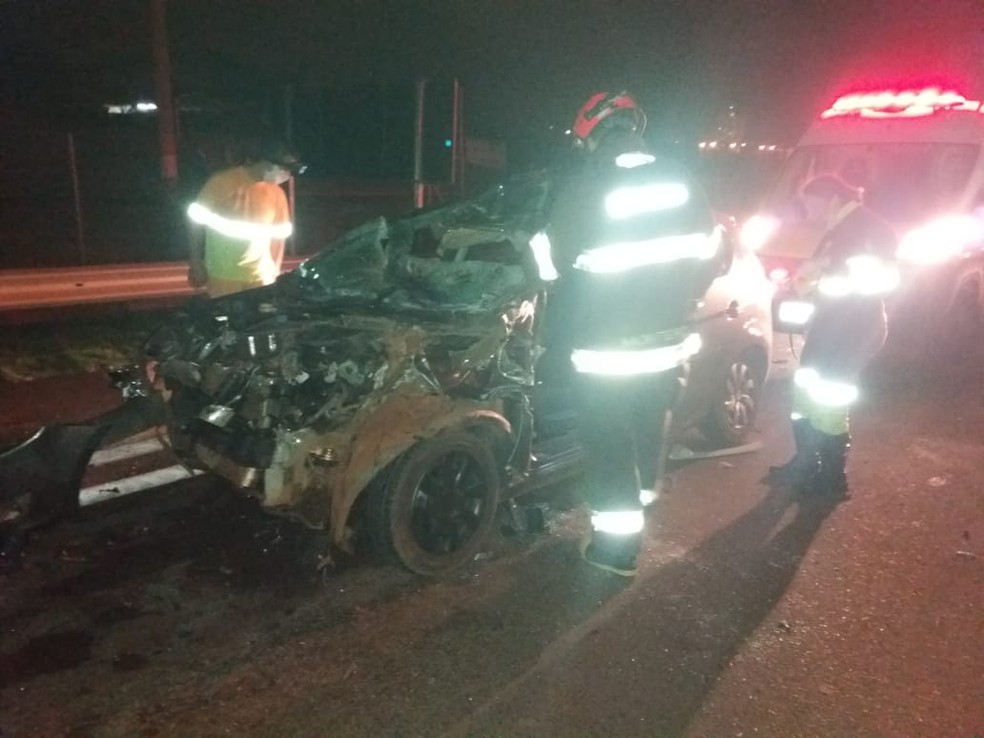 Veículo se envolve em acidente com caminhão de arroz em Avaré — Foto: Corpo de Bombeiros de avaré/Divulgação