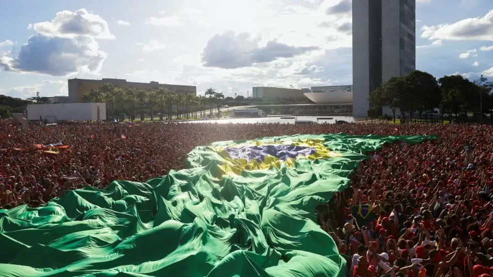 Bandeira do Brasil, feita no Piauí, estendida na posse do Lula, em Brasília — Foto: Reprodução 