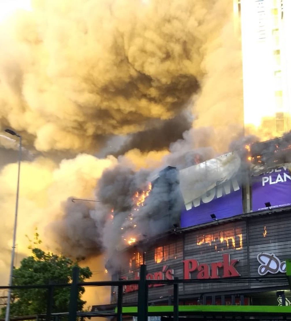 Prédio comercial de Santiago, no Chile, sofre incêndio nesta segunda-feira (28) — Foto: Corpo de Bombeiros de Santiago/Reprodução/Twitter