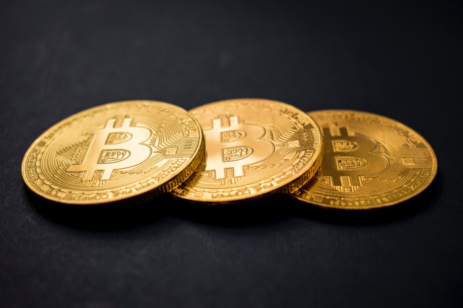 Bitcoin e ether recuam após fortes ganhos na semana