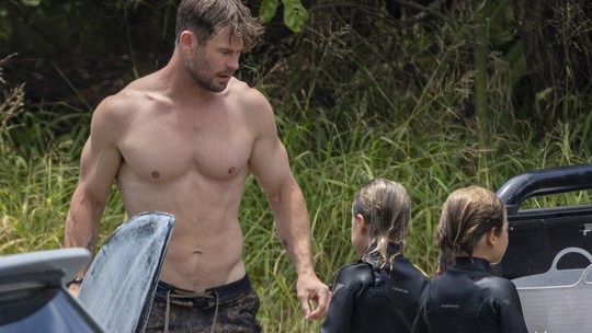 Chris Hemsworth mostra corpo torneado em dia de surfe com os filhos