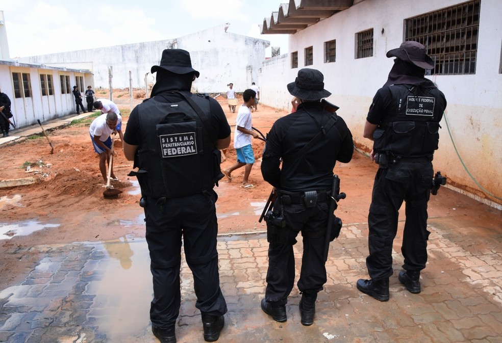 Agentes penitenciÃ¡rios durante fiscalizaÃ§Ã£o do trabalho dos detentos na PenitenciÃ¡ria Estadual de AlcaÃ§uz â€” Foto: DivulgaÃ§Ã£o / Sejuc