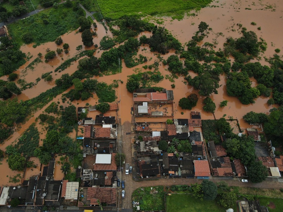 Enchente do Rio Paranaíba nos Bairros Jardim Paulistano e Vila Rosa em Uberlândia — Foto: Corpo de Bombeiros/Divulgação