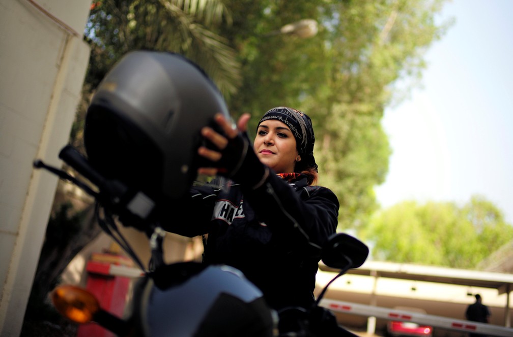 A saudita Doaa Bassem se prepara para aula de pilotagem de motos em Al Khobar, na Arábia Saudita (Foto: Hamad I Mohammed/Reuters)