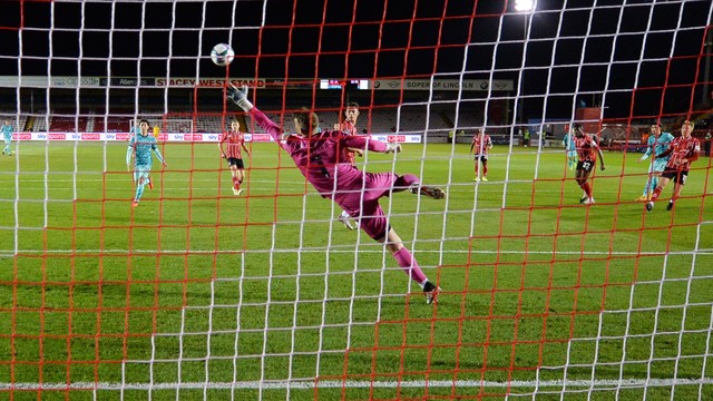 O goleiro Palmer, do Lincoln não evita o gol de Curtis Jones na goleada do Liverpool por 7 a 2