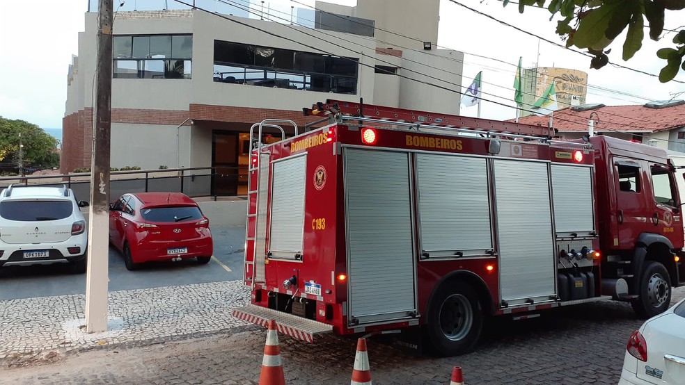 Incêndio atingiu quarto de hotel em Ponta Negra e Corpo de Bombeiros controlou o fogo (NATAL RN) — Foto: Julianne Barreto/Inter TV Cabugi