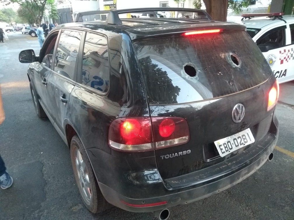 Veículo utilizado pelos criminosos no assalto a Viracopos é levado até a sede da Polícia Federal em Campinas (SP) — Foto: Marcello Carvalho/G1 Campinas