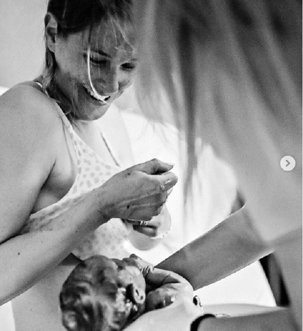 A jogadora profissional de vôlei de praia Morgan Beck com a filha recém-nascida (Foto: Instagram)